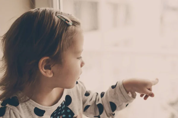 Doux Tout Petit Fille Regardant Dans Fenêtre — Photo