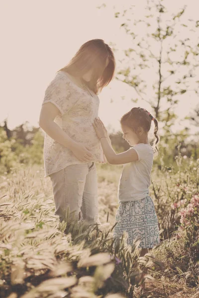 Bambina Che Tocca Una Pancia Rossa Donna Incinta — Foto Stock