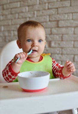 bir kaşık ve kirli yüzü ile mutlu bebek