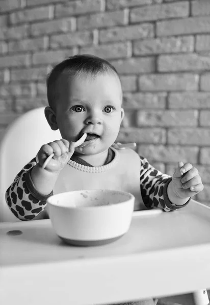 快乐的婴孩用勺子和肮脏的面孔 — 图库照片