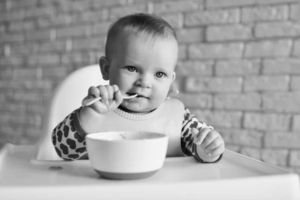 Divertente Mangiare Bambino Con Faccia Dura Sul Seggiolone — Foto Stock