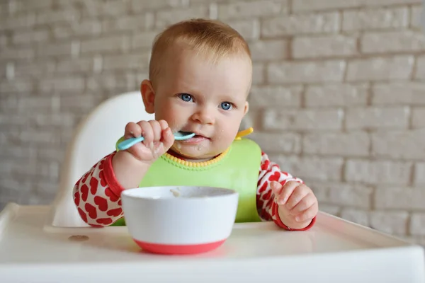 Divertido Comer Bebé Con Cara Dura Silla Alta —  Fotos de Stock