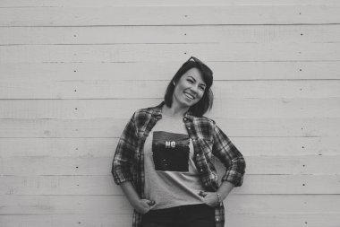 Duvara yakın duran mutlu Kızıl saçlı kadın