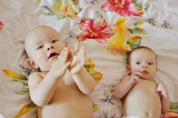 Dois Irmãos Engraçados Deitados Cama — Fotografia de Stock