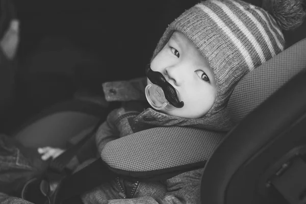 Bebê Menino Carro Assento Com Engraçado Manequim Boca — Fotografia de Stock