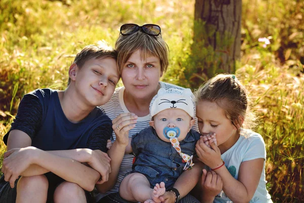 Mãe Três Crianças Hora Verão — Fotografia de Stock