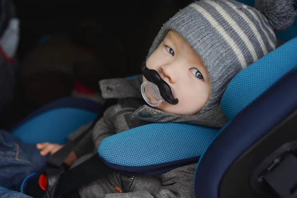 Bébé Garçon Dans Siège Auto Avec Mannequin Drôle Dans Bouche — Photo