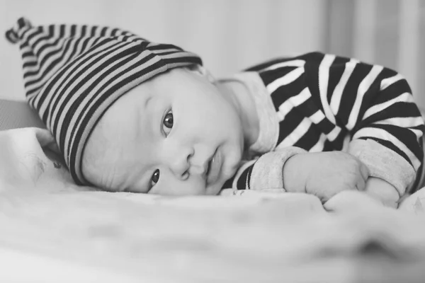Engraçado Bebê Menino Que Coloca Mesa Mudança — Fotografia de Stock