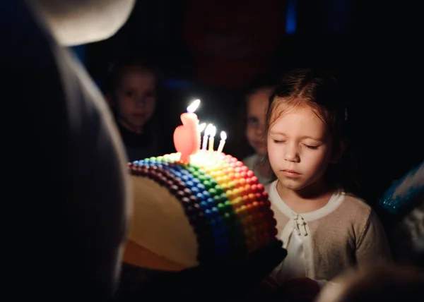 Meisje Met Cake Van Kindverjaardag Met Caldles Wensen Duisternis — Stockfoto