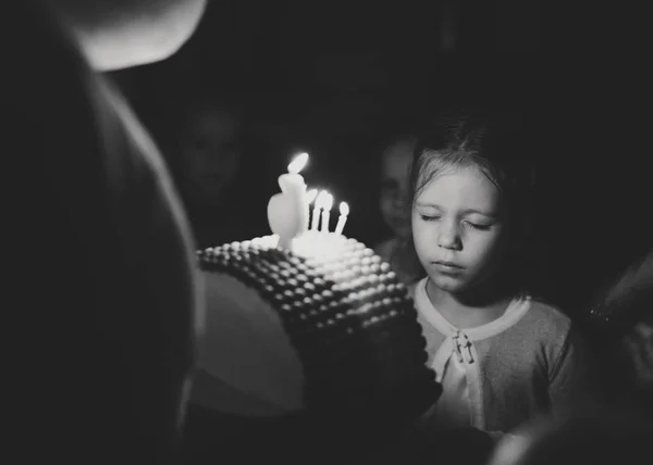 Dziewczyna Tort Urodzinowy Caldles Którzy Chcą Ciemności — Zdjęcie stockowe
