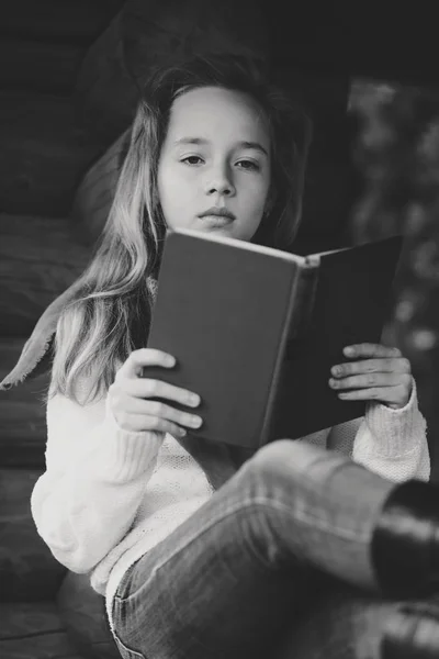 Mooi Meisje Het Lezen Van Een Boek Buiten Dromen — Stockfoto