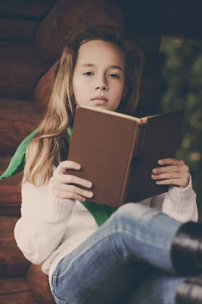 Mooi Meisje Het Lezen Van Een Boek Buiten Dromen — Stockfoto