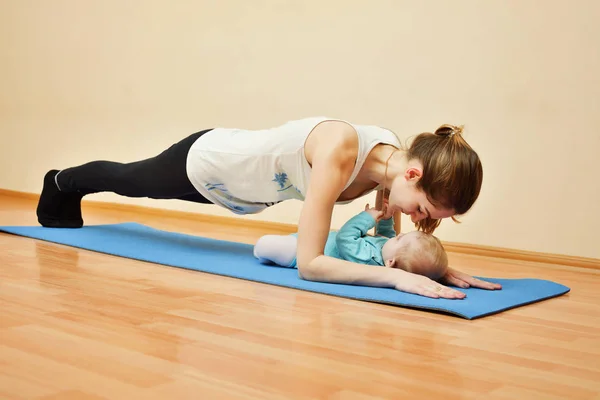 Genç Anne Bebeğiyle Birlikte Fiziksel Yoga Egzersizleri Yapıyor — Stok fotoğraf