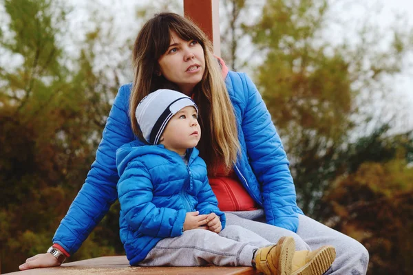 Mother Son Outdoors Sitting Bench — Stock Photo, Image