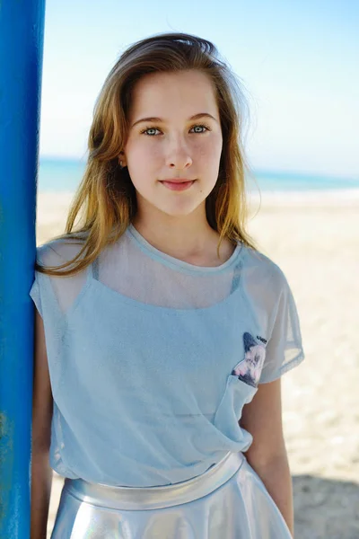 Été Adolescent Fille Debout Sur Plage — Photo