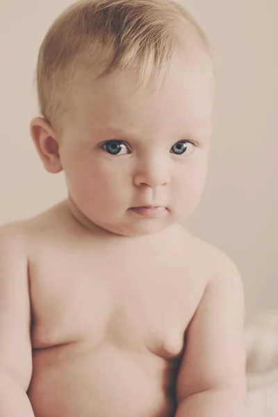 Porträt Eines Süßen Molligen Babys Das Die Kamera Blickt — Stockfoto