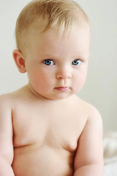 Ritratto Dolce Paffuto Bambino Guardando Fotocamera — Foto Stock
