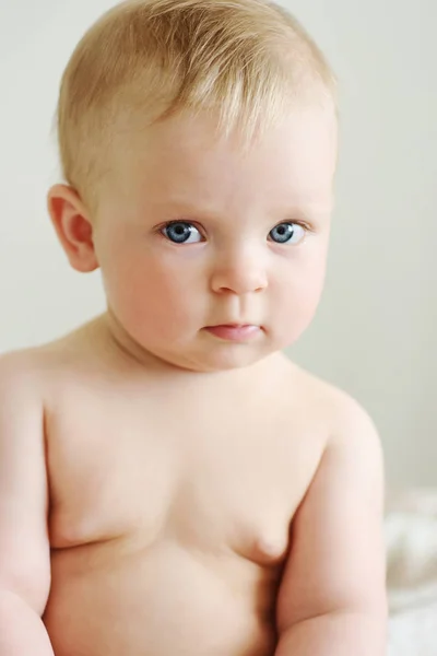 Retrato Doce Bebê Gordo Olhando Para Câmera — Fotografia de Stock