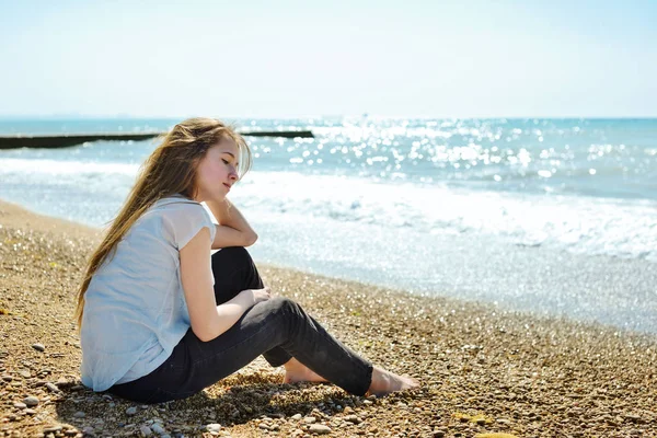 Teen κορίτσι κοντά στη θάλασσα — Φωτογραφία Αρχείου