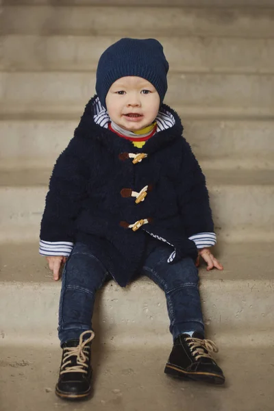 Pojke på trappan — Stockfoto
