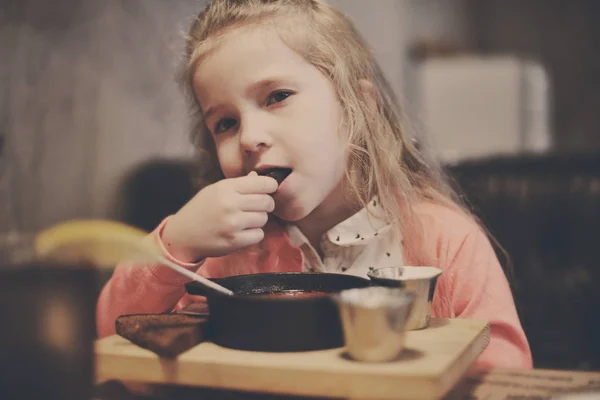 幼児の女の子のレストランで食べる — ストック写真