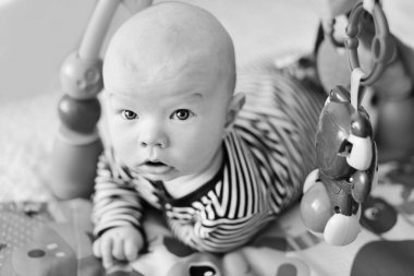 Bebek oyuncak halının üstünde