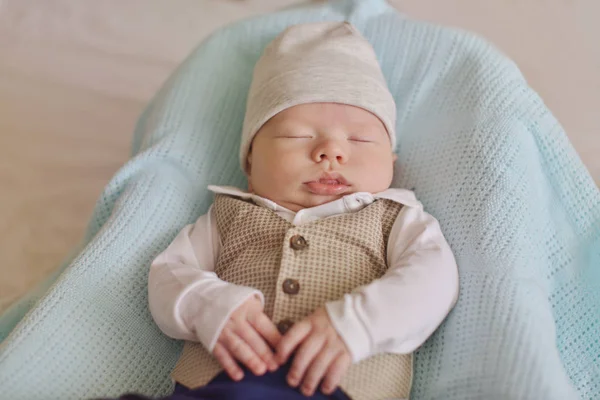 Nyfödd liten gentleman — Stockfoto