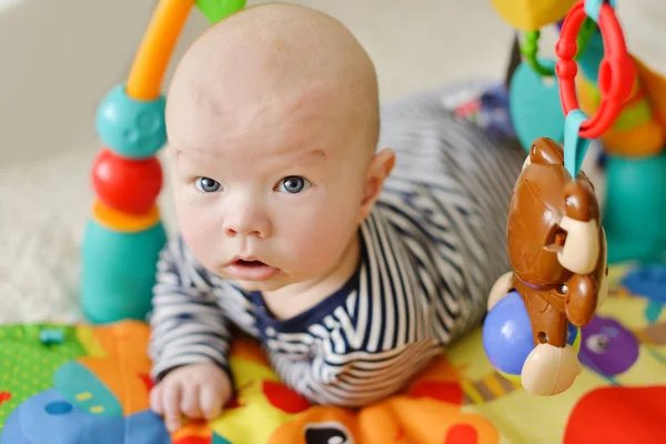 Baby på leksak mattan — Stockfoto
