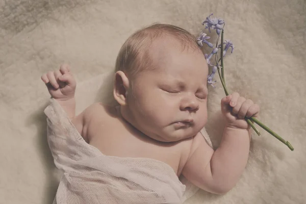 Neugeborenes Baby Schläft Auf Dem Bett — Stockfoto