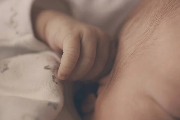 Hand van de pasgeboren baby — Stockfoto