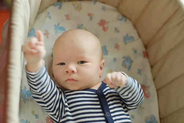 Pasgeboren baby in de wieg — Stockfoto