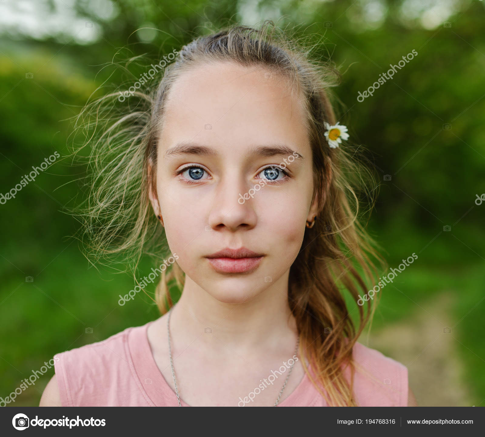 Chica Adolescente Retrato — Foto De Stock © Reanas 194768316
