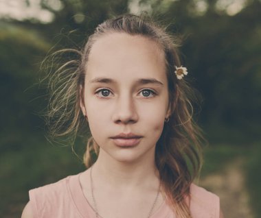 genç kız portrechica escribiendo  