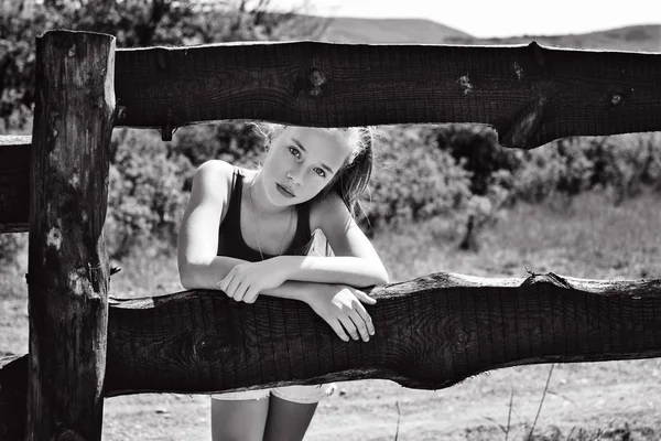Tiener meisje ontspannen in de buurt van hek — Stockfoto