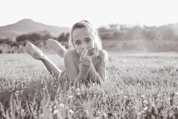 日当たりの良い草原に十代の少女 — ストック写真
