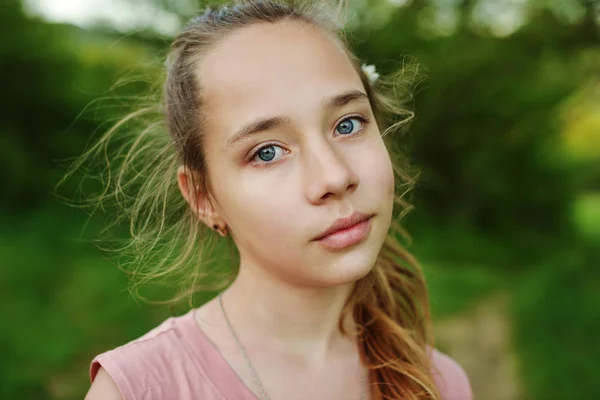 Portrait Une Jolie Adolescente Plein Air — Photo