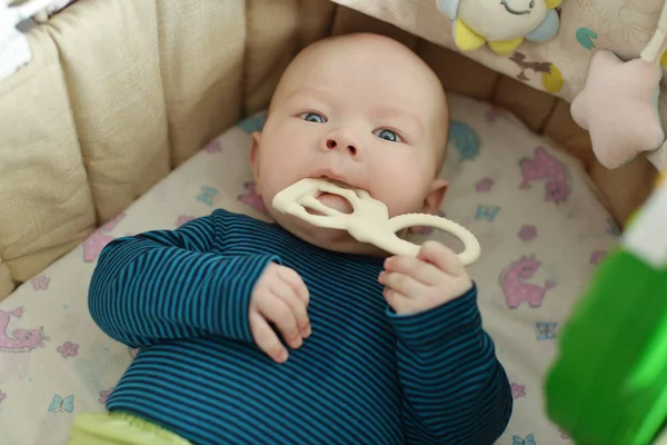 Bébé avec jouet de dentition — Photo