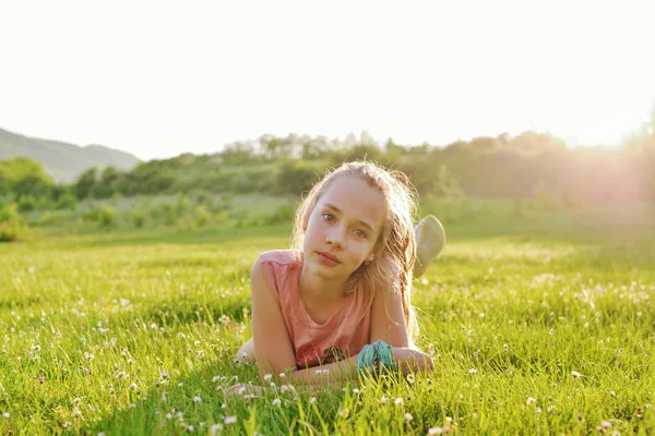 Adolescent fille sur prairie dans backlit — Photo
