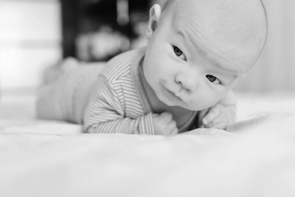 Newborn trying to keep his head — Stock Photo, Image