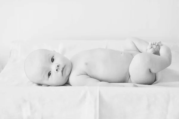 Baby auf Windelbrett — Stockfoto