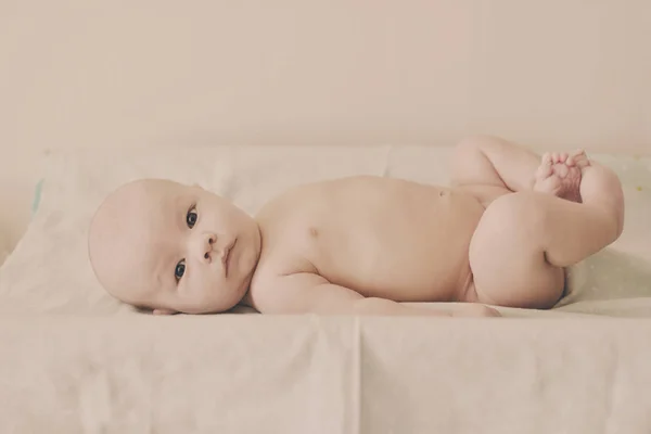 Bebê na placa de fraldas — Fotografia de Stock