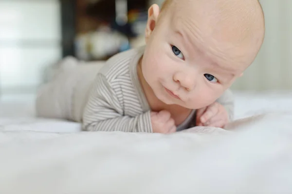 Newborn trying to keep his head — Stock Photo, Image