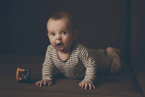Позіхання дитини на дивані — стокове фото