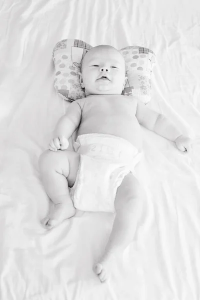 Bebê em travesseiro ortopédico — Fotografia de Stock