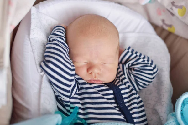 Dulce durmiendo recién nacido — Foto de Stock