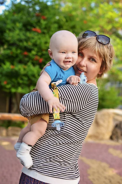 Mãe feliz com bebê filho — Fotografia de Stock