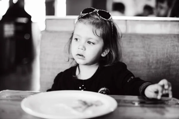 Κορίτσι μικρό παιδί στο café — Φωτογραφία Αρχείου