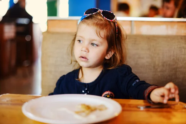 Tout-petit fille dans le café — Photo