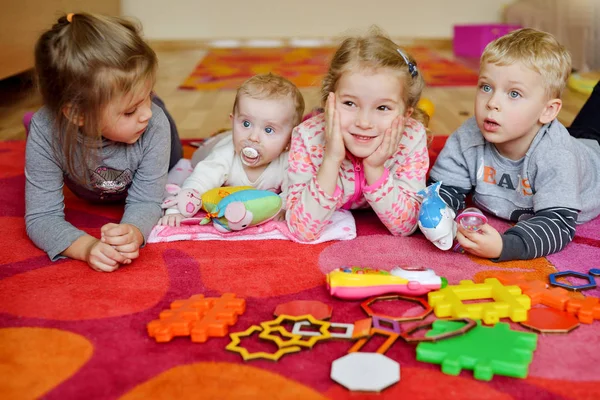 Baby en kinderen op de kleuterschool — Stockfoto
