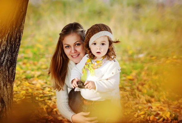 Moeder en dochter in de herfst — Stockfoto